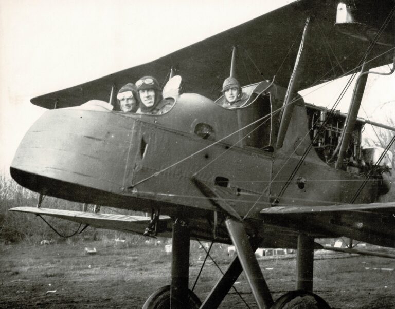 Pilot Fred Huxley (rear) and passengers in the F.E.2b